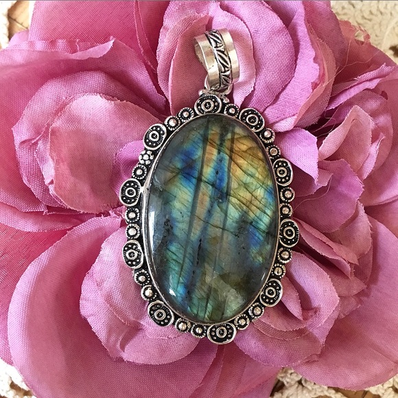 Jewelry - ✨Large Labradorite Pendant✨